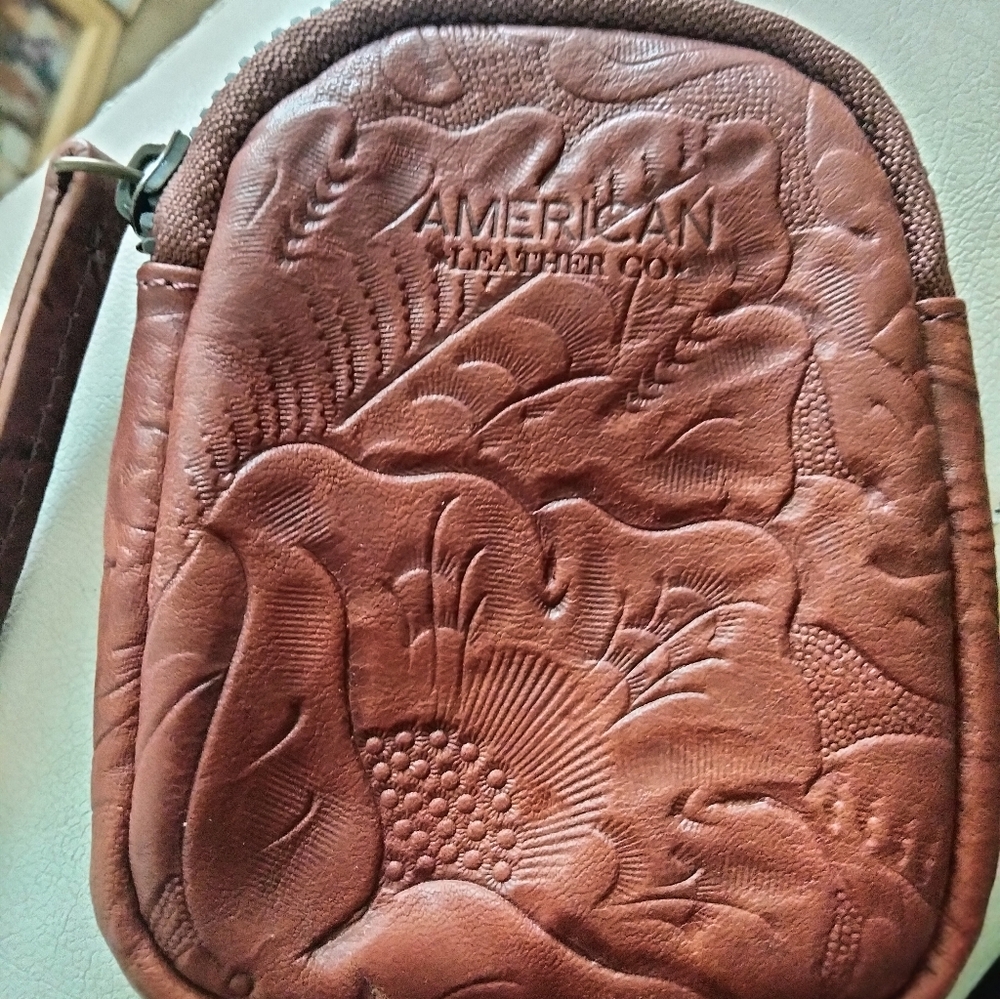 American leather Co.coin purse with attachment beautiful flowers on both sides
